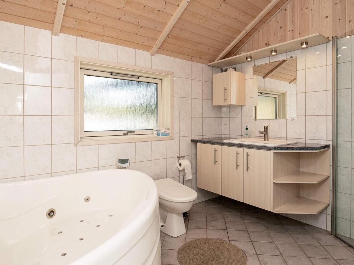 Three-Bedroom Holiday Home In Rodby 38 Kramnitse Exterior photo